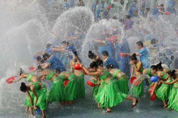 泼水节：感受傣族文化与自然节律的完美融合