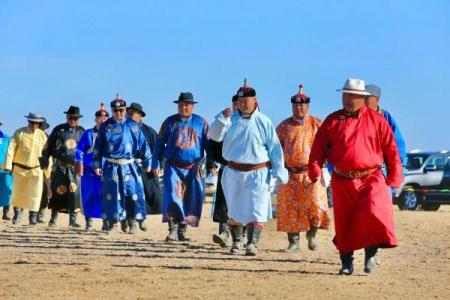 探索那达慕节中的蒙古风情与习俗