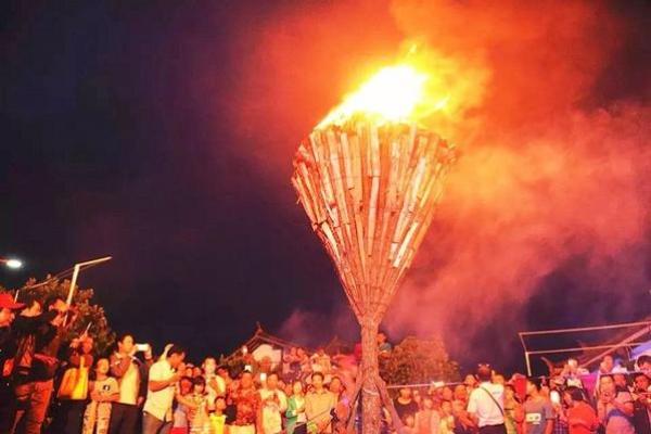 火把节的文化意义：彝族人对自然与祖先的敬仰