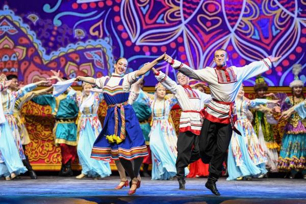 少数民族节日中的艺术表现：音乐、舞蹈与服饰的风采