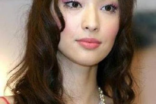 吴佩慈八字命理揭秘：如何改变命运走向，远离误区