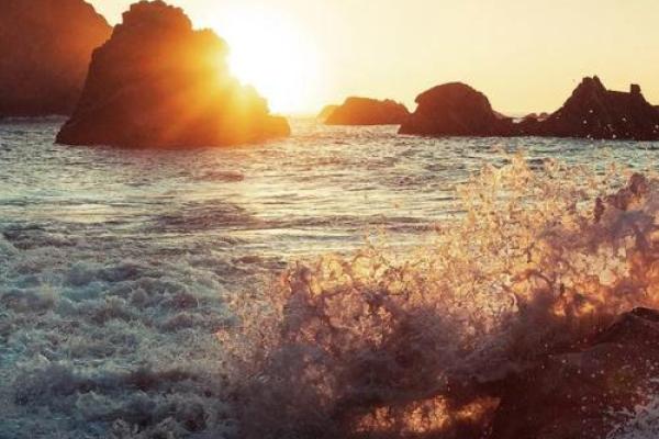 反转人生五行带水男孩如何塑造独特魅力格局？